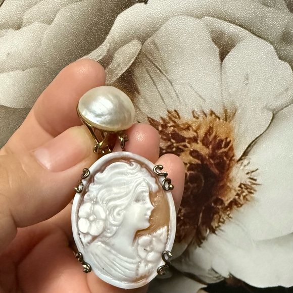 Cameo Pearl Drop Earrings in gold plated or brass vintage Italy,EUC - Picture 6 of 6